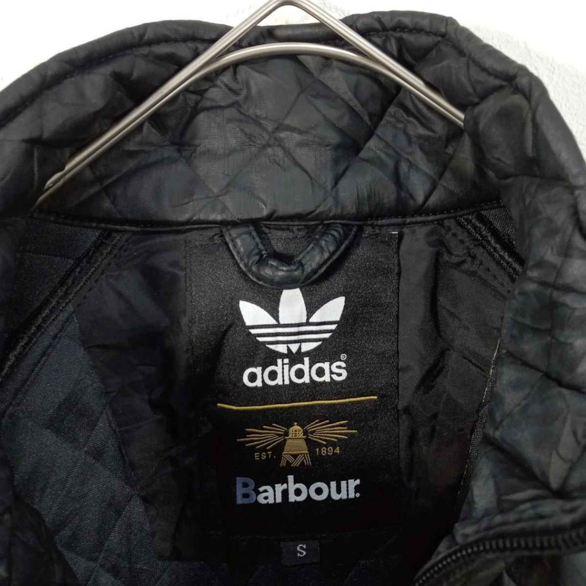 adidasとBarbourの連名タグ。サイズS