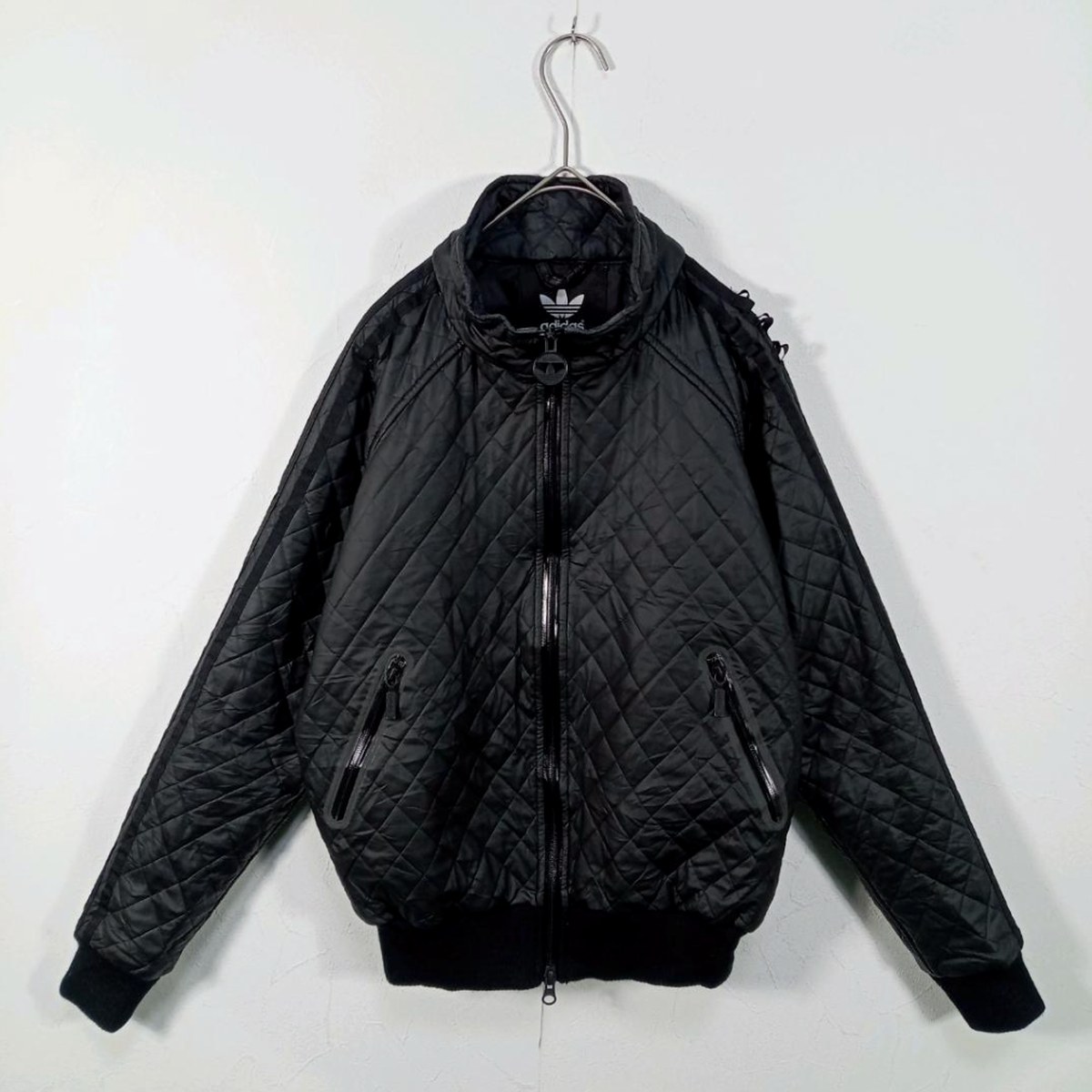 adidas と Barbour のコラボレーションのキルティングジャケット。ブラック