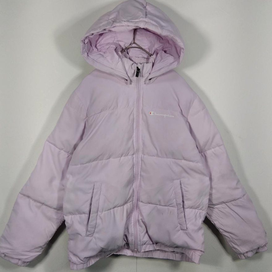 淡いラベンダー色の中綿入りジャケットをハンガーに掛けて撮影したもの