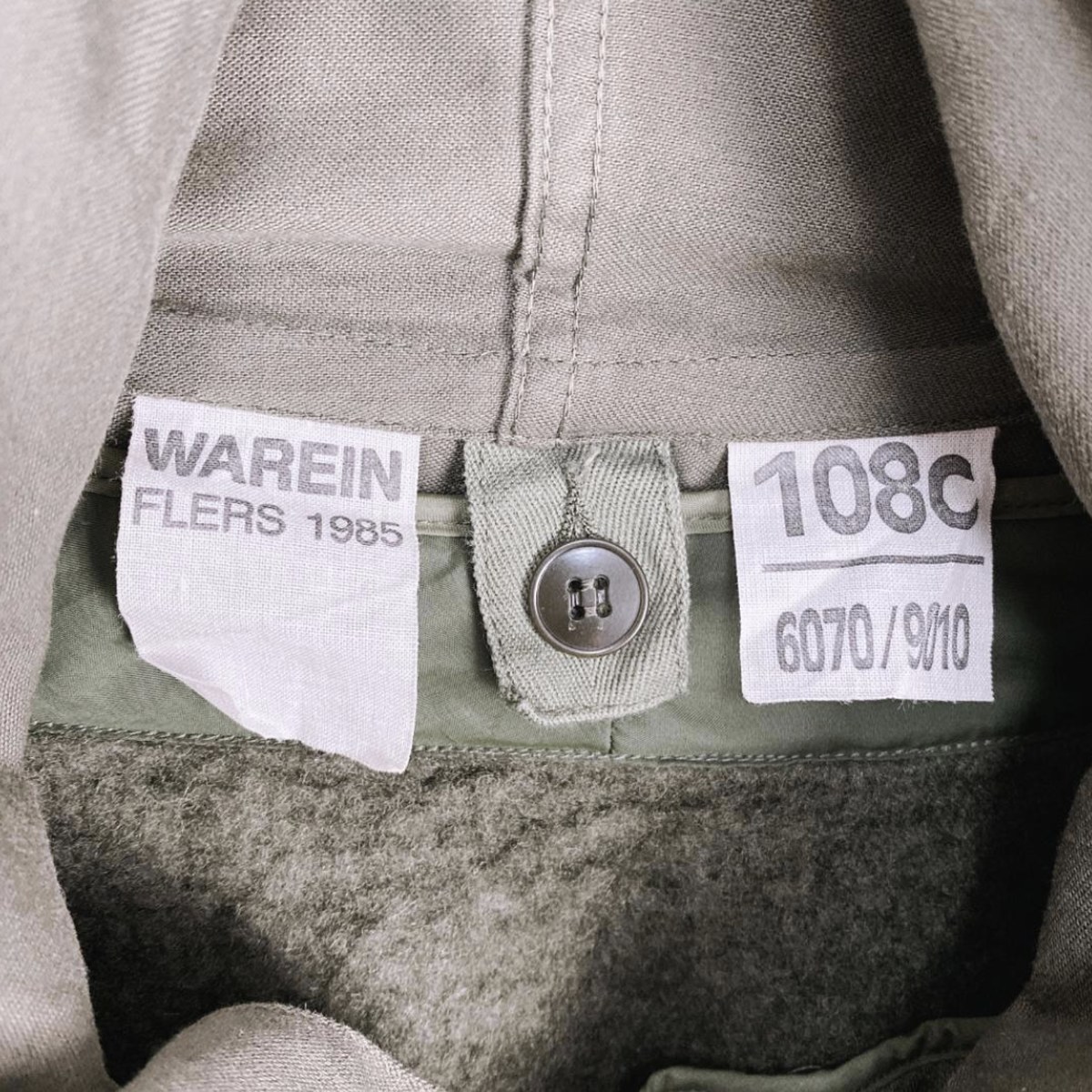 フランス軍 M-64 フィールドパーカーの内タグ。WAREIN、1985年、サイズ108C