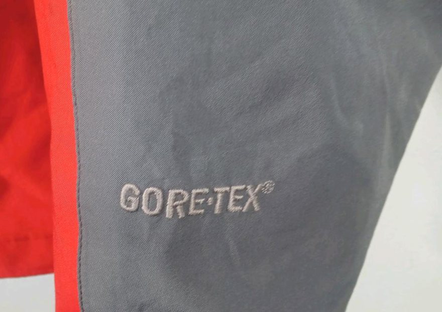 マウンテンパーカーの生地に刺繍されたGORE-TEXの表記