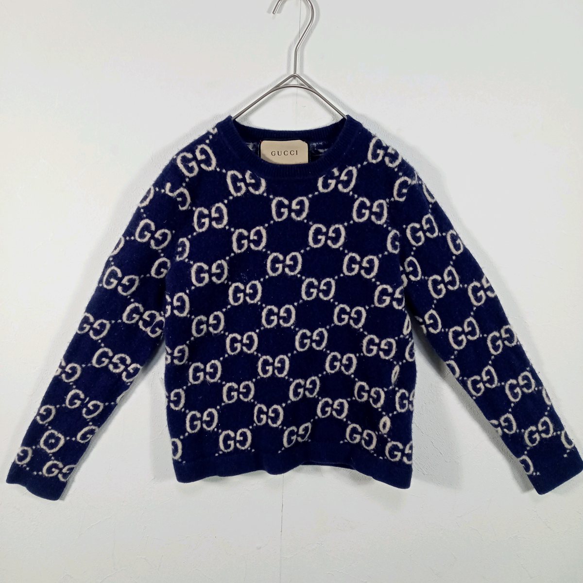 GUCCI の GG柄のセーター。ネイビー