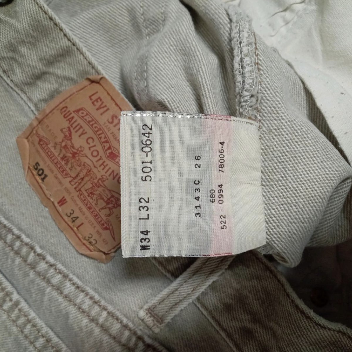 Levi's 501の紙パッチと品番タグ。501-0642、W34 L32