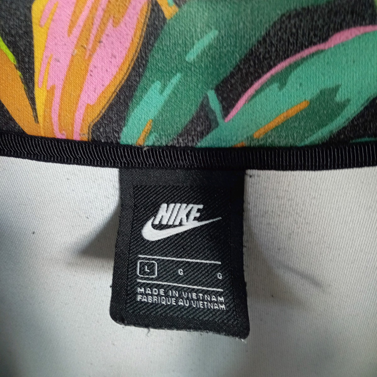 NIKE のブランドタグとサイズL表記