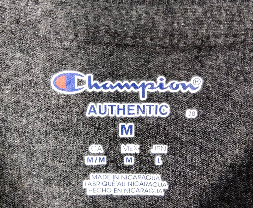 Championのタグ。ブランド名・サイズ・製造国が印字されている