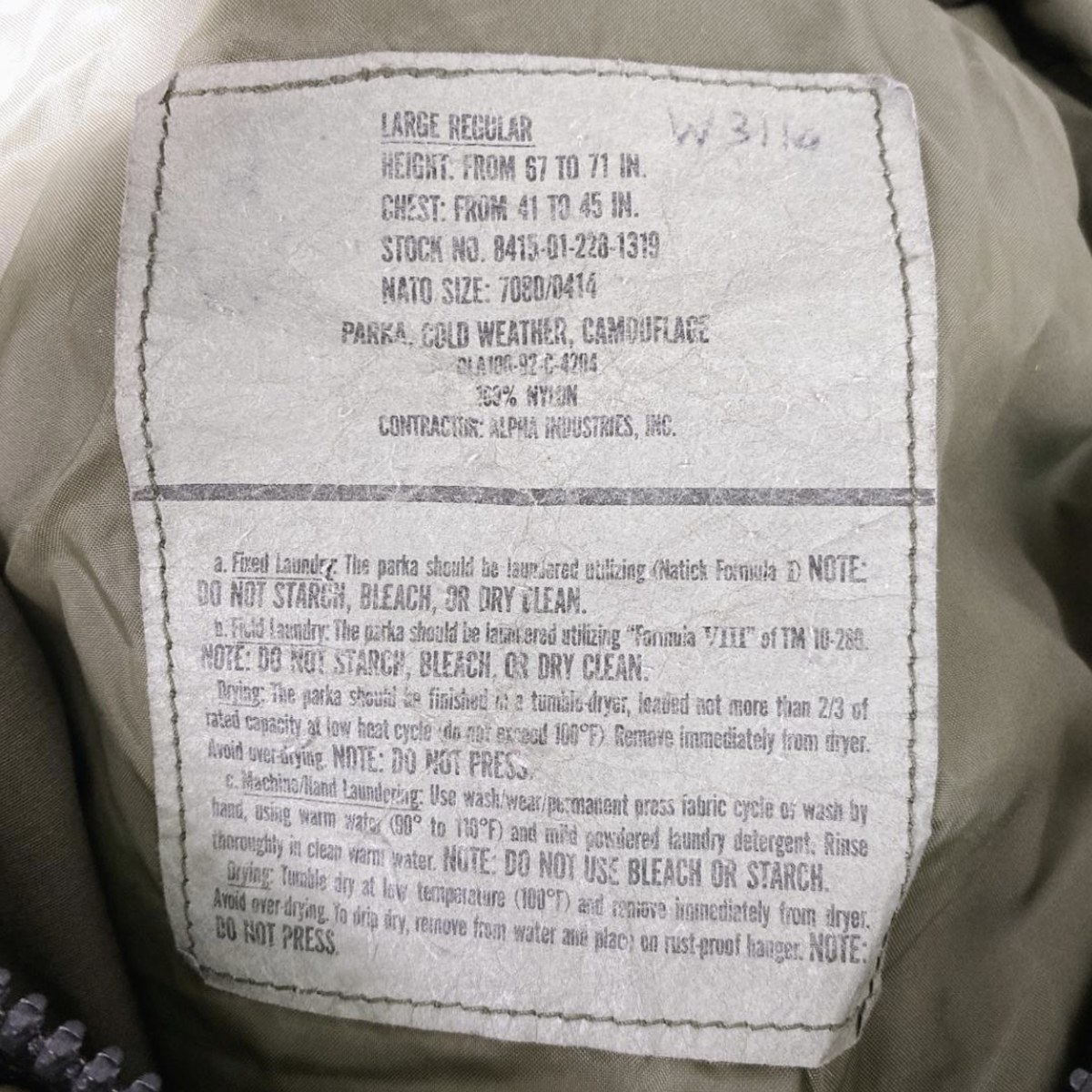 米軍 ECWCS Gen1 パーカーの内タグ。契約番号 DLA100-92-C-4204 と Alpha Industries の表記