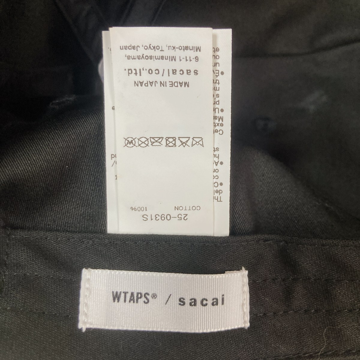 WTAPS / sacai の連名の織りネームと、品番25-0931Sの品質表示タグ