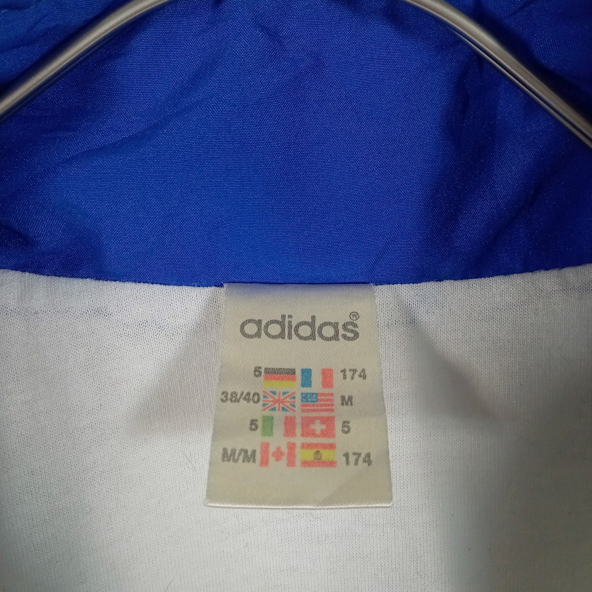 アディダスのタグ。adidasの文字と国旗、各国のサイズ表記