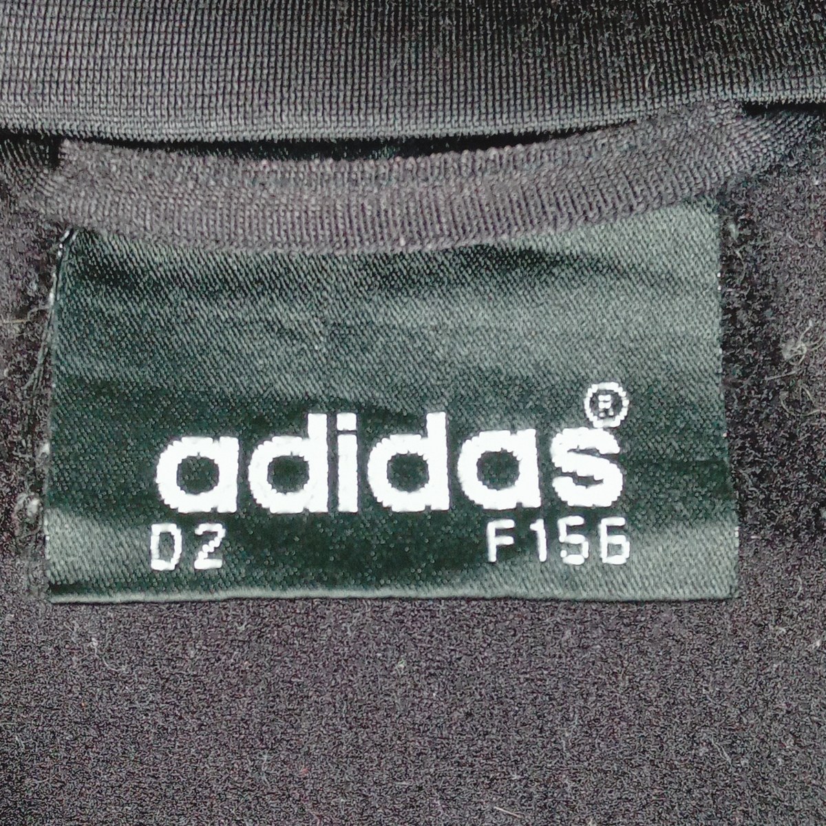 アディダスの首元のタグ。adidasの文字とD2、F156のサイズ表記