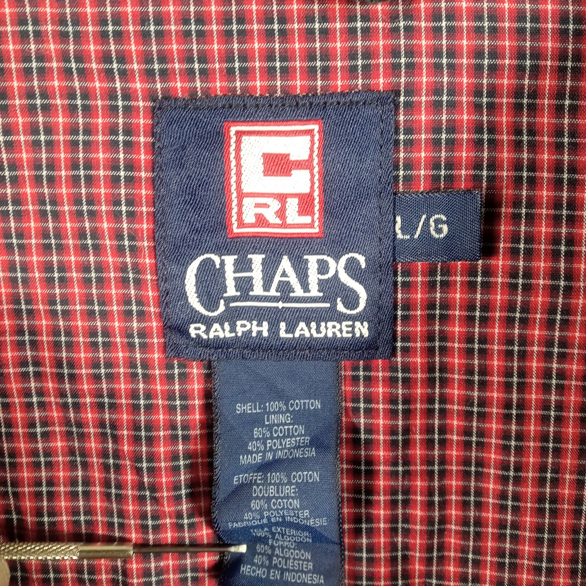 首元のタグ。CとRLのロゴにCHAPS RALPH LAURENの文字、品質表示