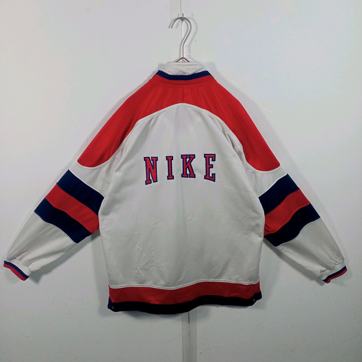 ナイキのトラックジャケットの背面。大きなNIKEのロゴ