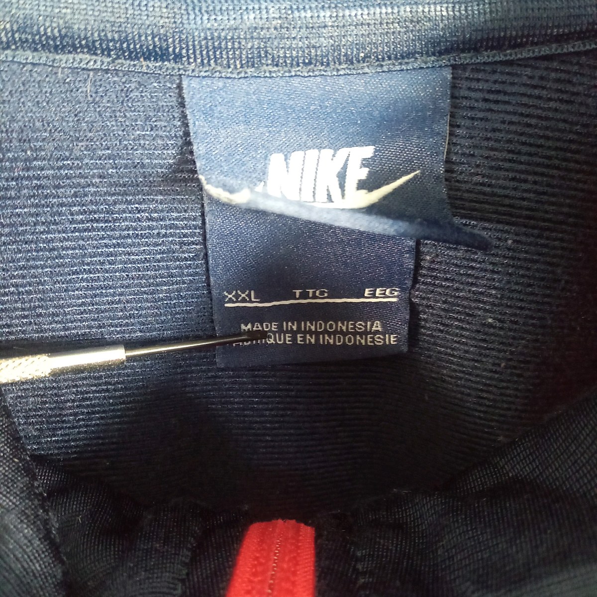 ナイキの襟タグ。XXL、インドネシア製