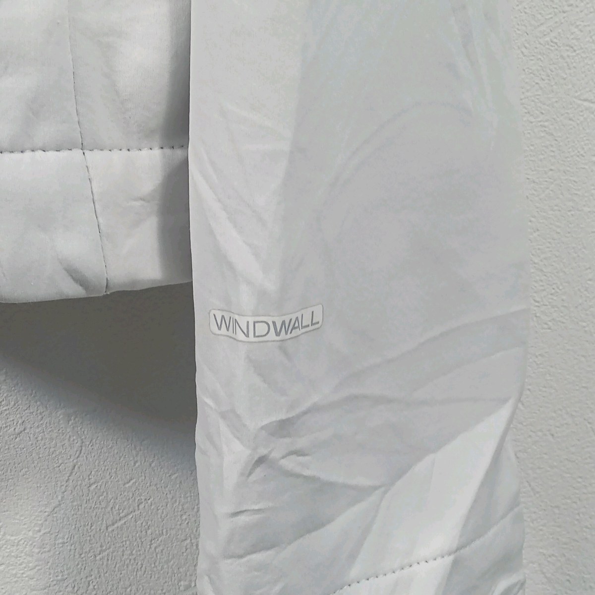 袖に入ったWINDWALLのプリント