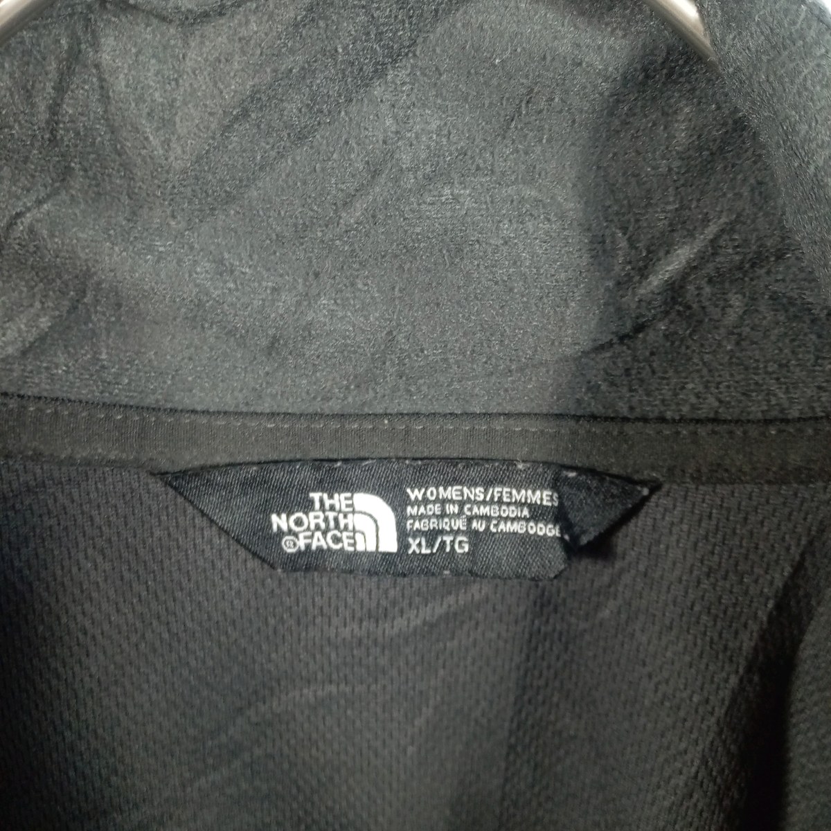 ザ・ノース・フェイスの襟タグ。WOMENS XL、カンボジア製